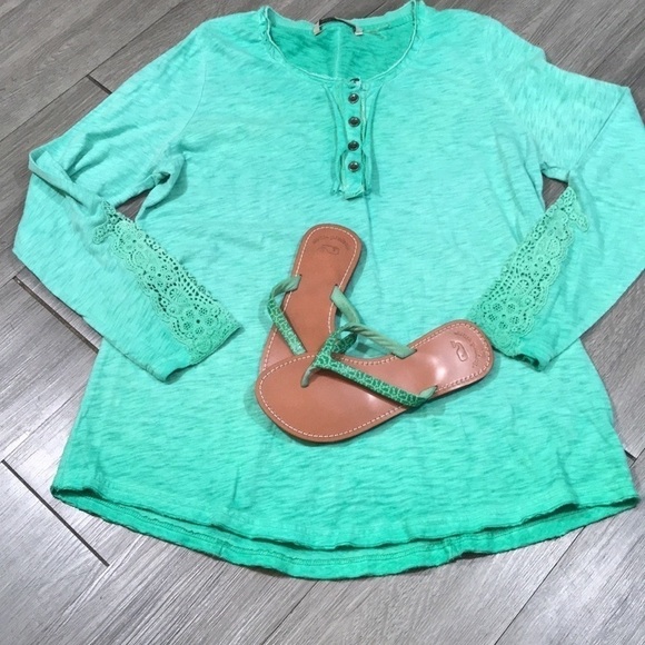 Soft Surroundings Green Long Sleeve Lace Sleeve Detail Lettuce Hem size M - Picture 1 of 9